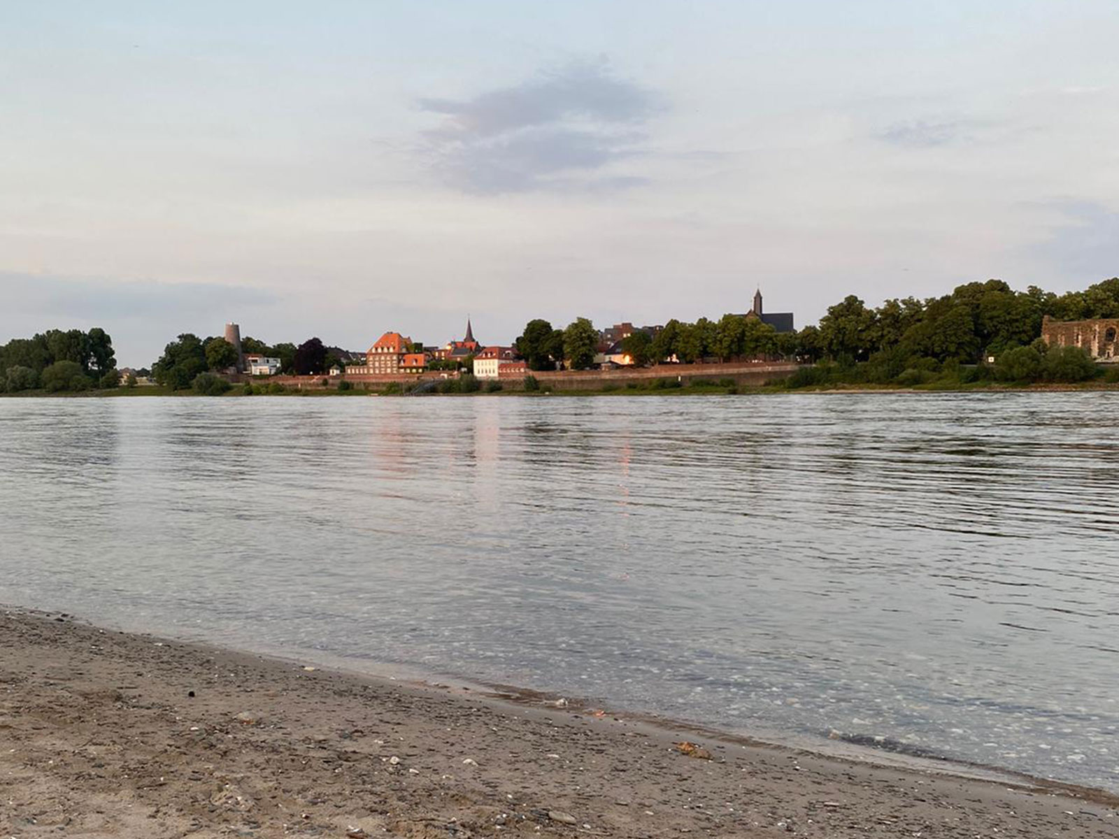 Zeltplatz am Rhein am Abend 